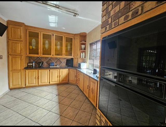 BUSINESS FOR SALE IN VAN RIEBEECK PARK